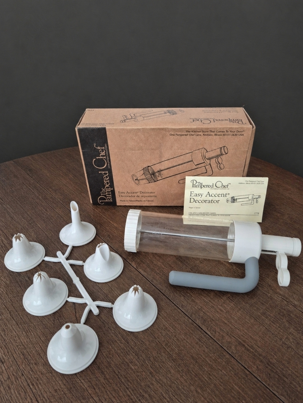 Discontinued Pampered Chef #1778 Decorator Set w/ Tips Cake Icing Tool